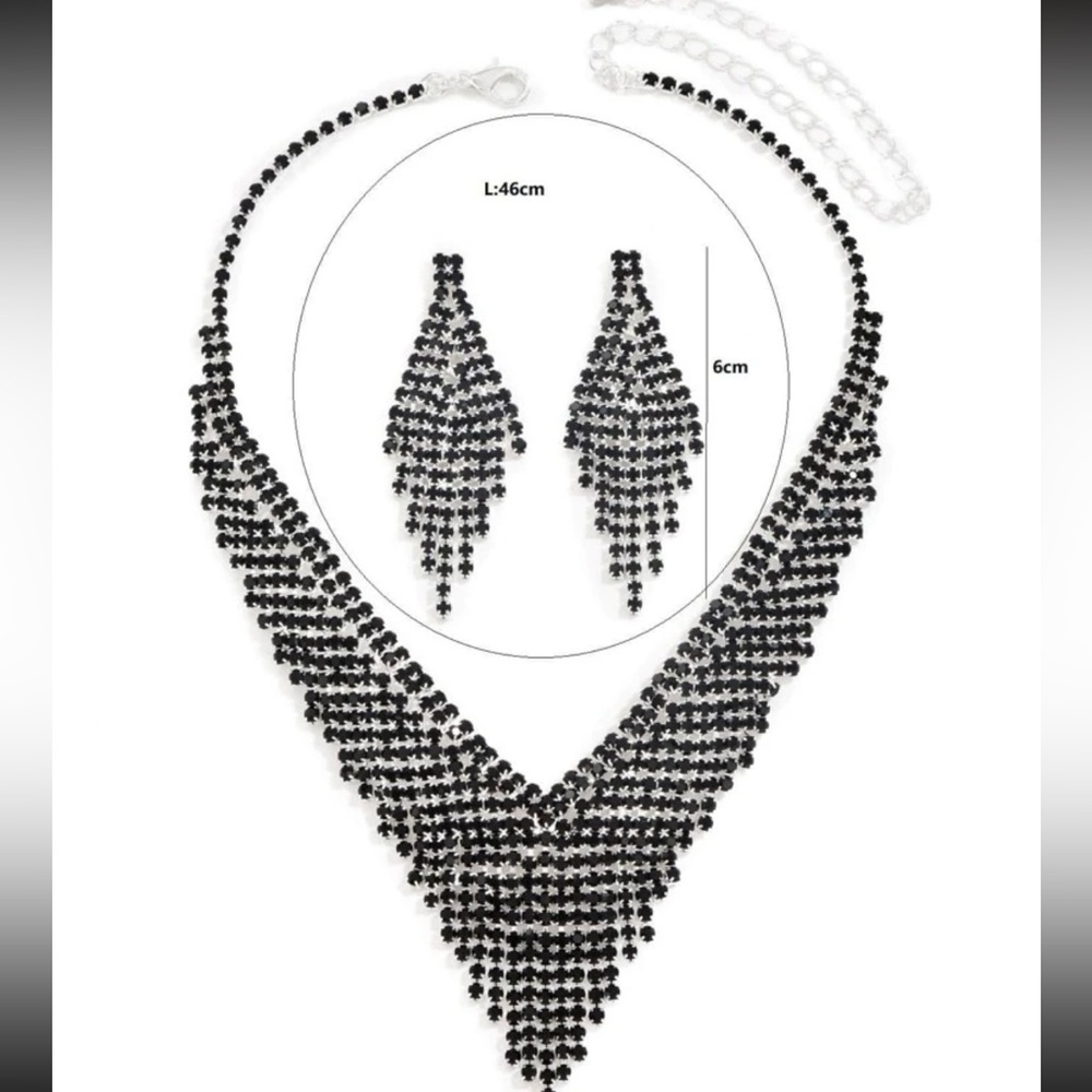 Gorgeous Rhinestone Statement Necklace & Earrings Set - Picture 4 of 4